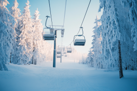u1565576727_Ski_lift_chairs_ascending_snowy_slope_Levosk_doli_3f4608dc-7bf9-41f6-95d6-fd5824f81b30_3.png